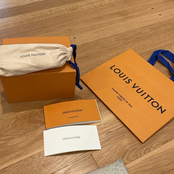 Louis Vuitton oversized sunglasses - Picture 7 of 9